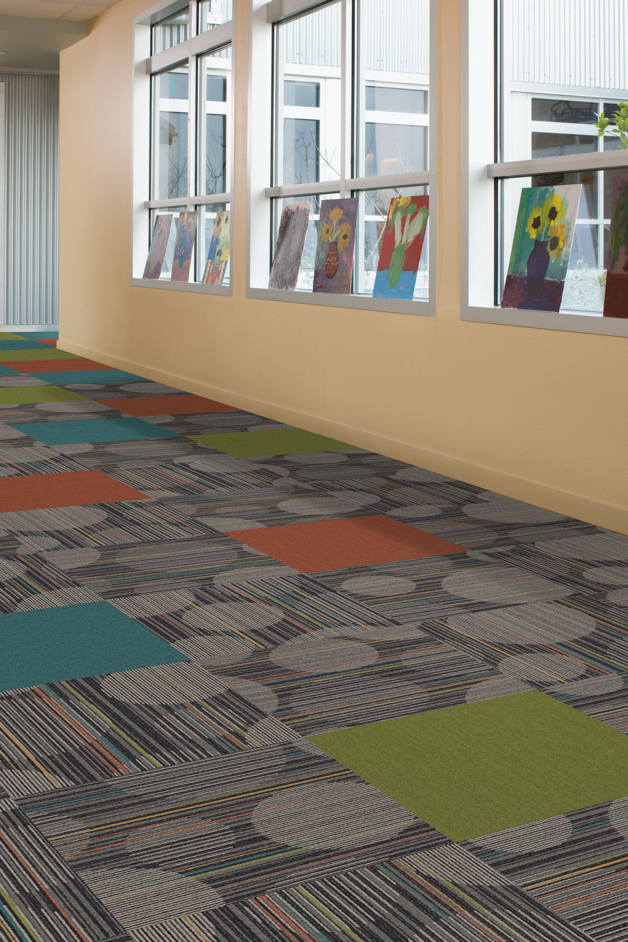 Interface Extra Curricular and Viva Colores carpet tiles in school hallway with student artwork in windows imagen número 2